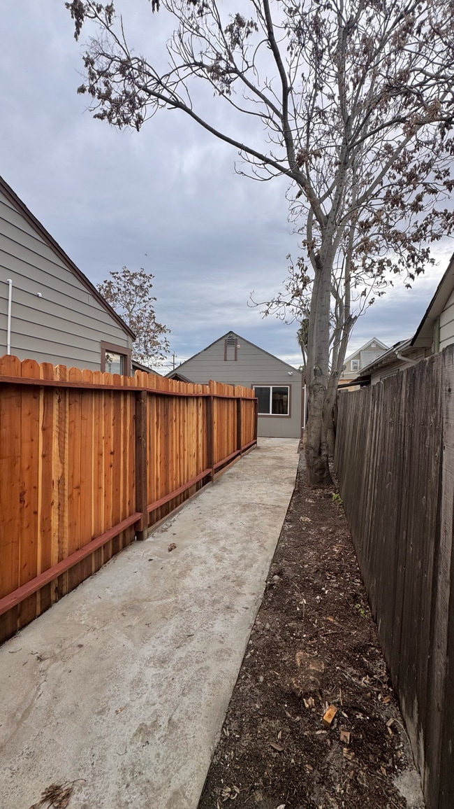 Building Photo - 203 W Madill St