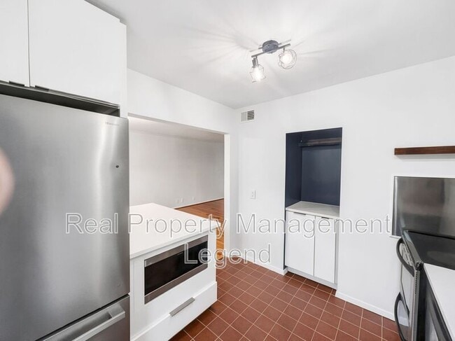 Building Photo - 4944 N Hall St