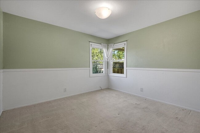 Building Photo - Spacious 3 bed 2 bath home in Mt. Carmel
