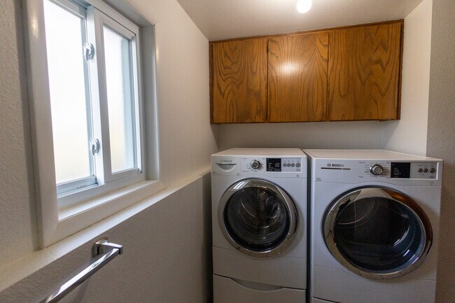 Building Photo - 1132 S Amaya Ave