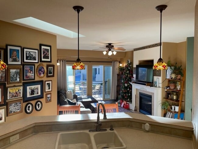 Building Photo - Bright & Open 2 Bedroom Condo on West Side