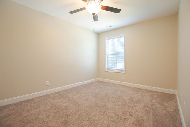 Building Photo - Pet Friendly Three Bedroom!