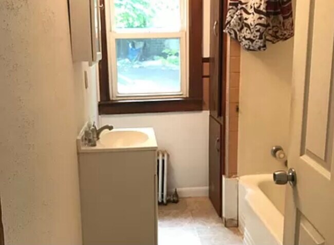 Building Photo - 71 Oak St