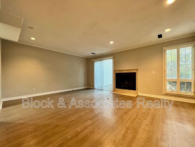 Building Photo - 207 Forest View Ct