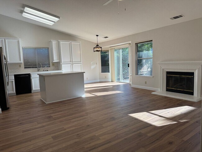 Building Photo - Available July 1st. New Renovated!