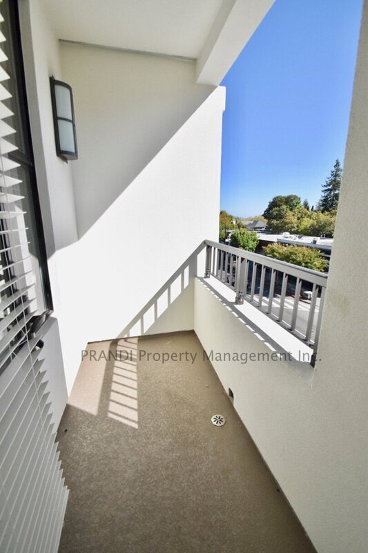 Building Photo - 107 G St