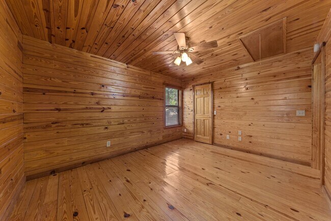 Building Photo - Hill Country Retreat
