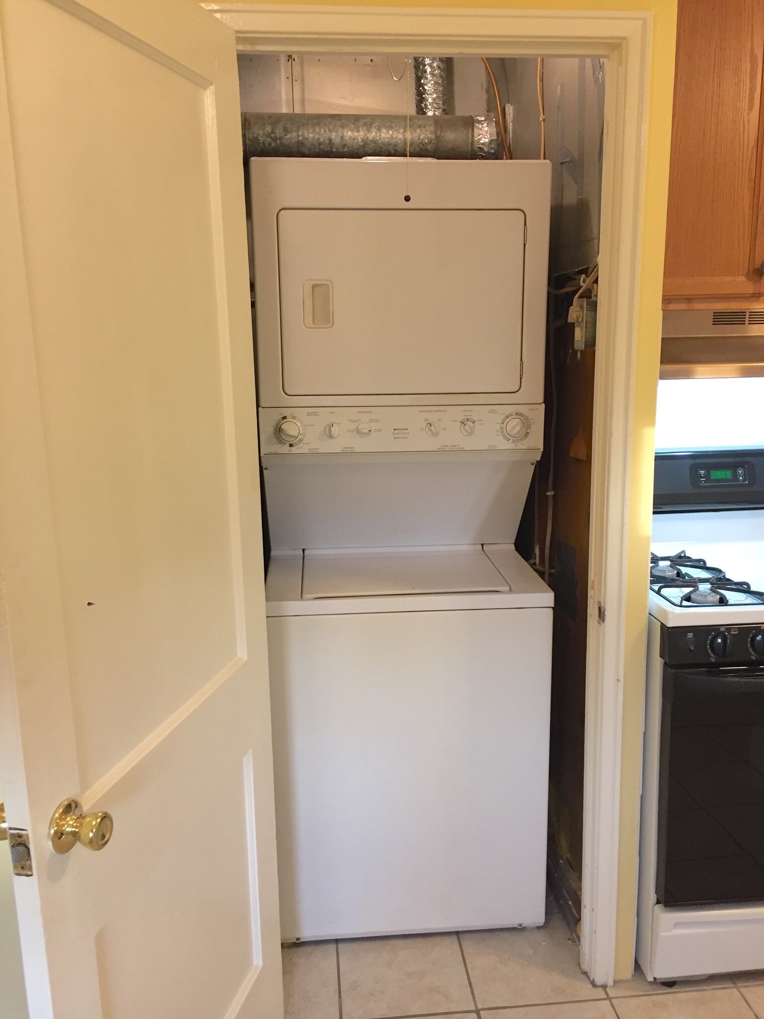 Stackable washer/dryer - 700 E Seneca Pl