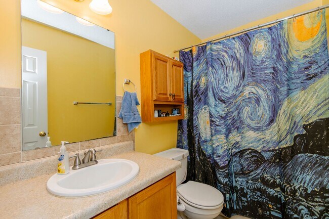 Building Photo - Cozy 3 bedroom home with spacious fenced backyard!