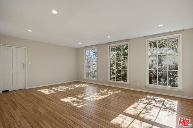 Building Photo - 450 Smithwood Dr