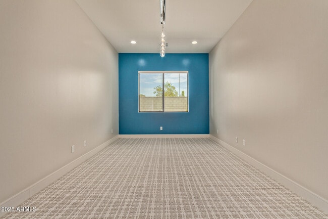 Building Photo - 10928 E North Ln