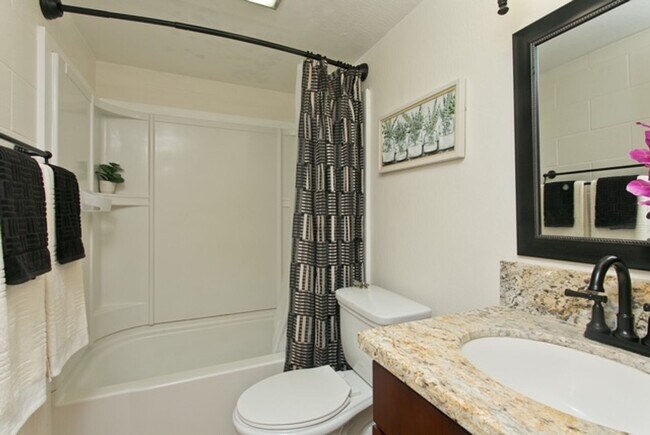 Building Photo - 2br/1ba/1pkg Apartment in Hokuahi Apartmen...