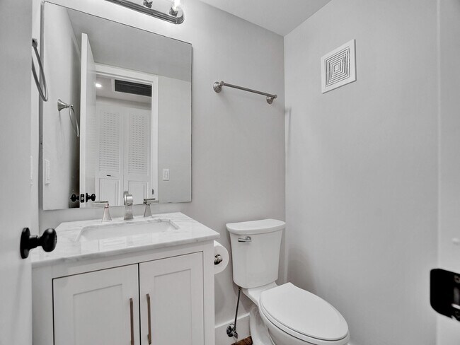 Building Photo - 17 Mansfield F