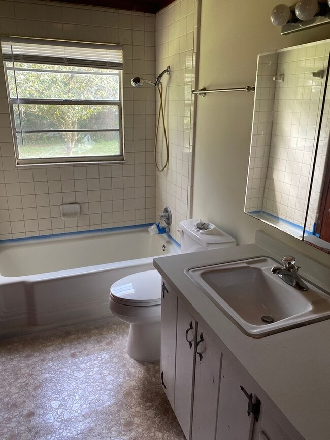 Building Photo - 2 bedroom 1 bath not too far from downtown...