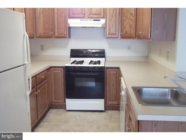 Building Photo - 108 Fairway Dr