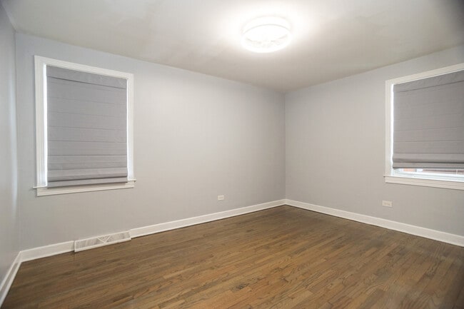 Building Photo - 9945 Sunnyside Ave