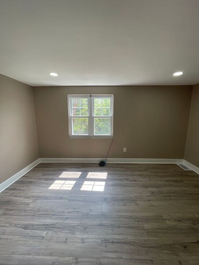 Building Photo - Beautifully renovated 5 bed 2 bath home re...