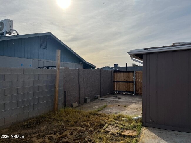 Building Photo - 102 E Ivy St