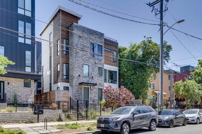Building Photo - Luxury Capitol Hill Townhome Available Now!