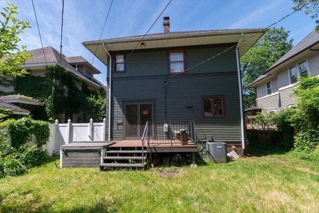 Building Photo - Near Northwest Neighborhood in South Bend 4 bedroom Craftsman style 2-story