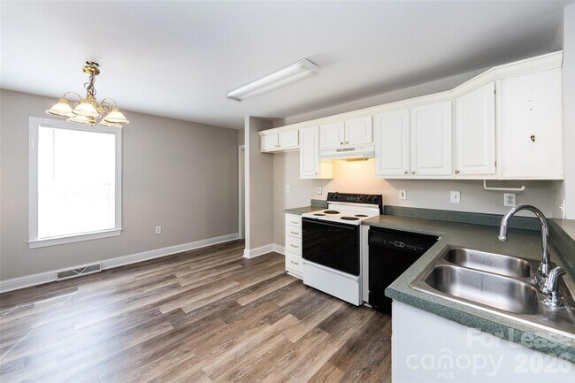 Building Photo - 814 King Arthur Dr