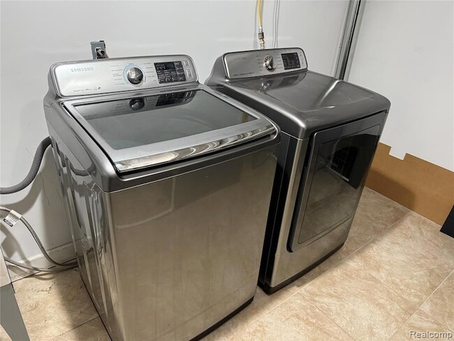 Building Photo - 21141 E Glen Haven Cir