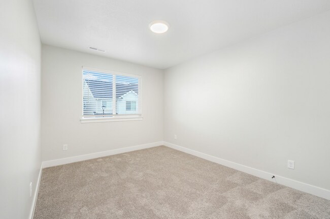 Building Photo - Pet-Friendly End-Unit Townhome in Lehi.