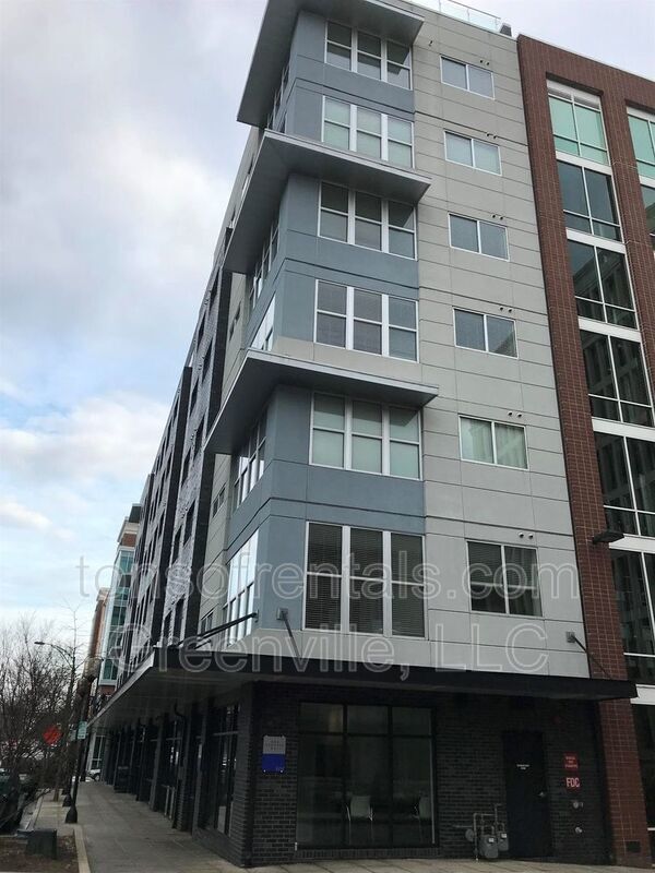 Modern century building features - 100 E Washington St