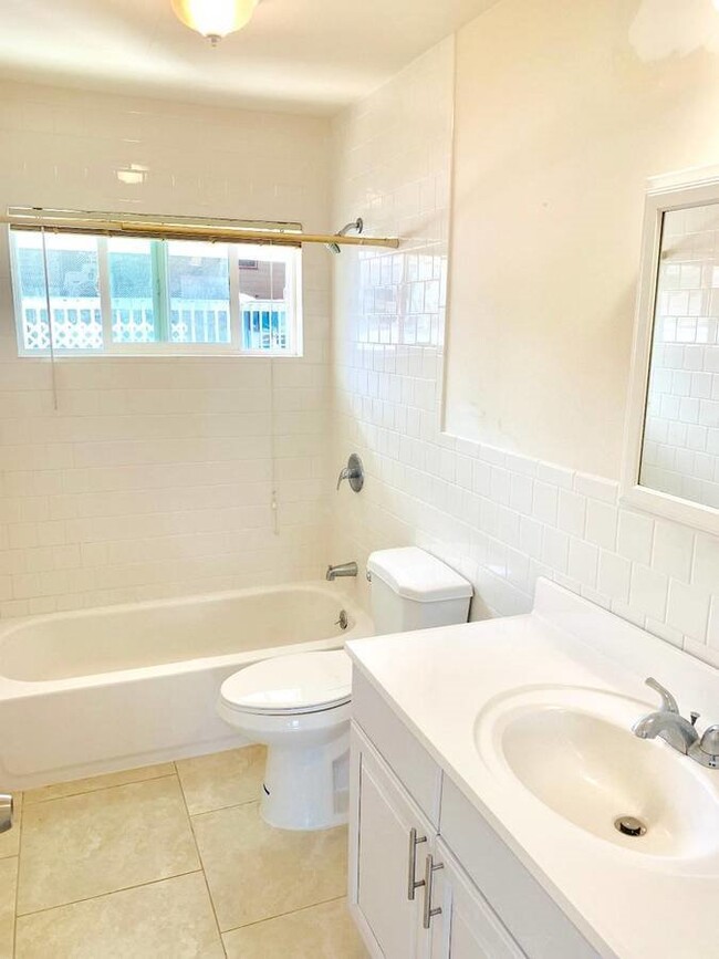 Building Photo - 3 bedroom, 2 bathroom, 1 parking in Salt L...