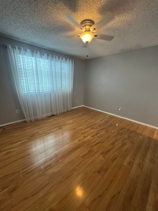 Building Photo - 3 bed 2 bath house with 2 car garage in great area!