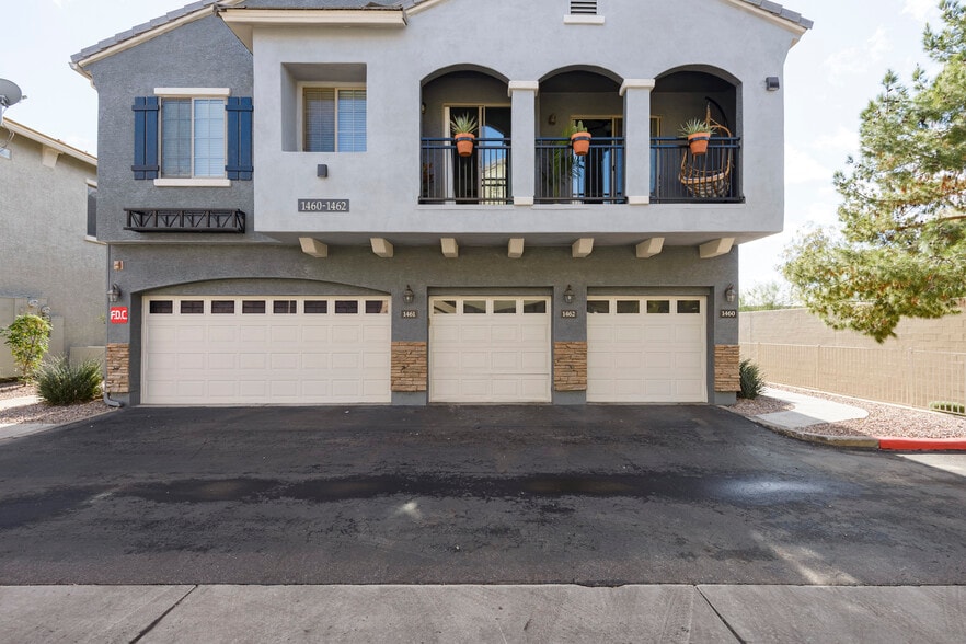 Building Photo - 2402 E 5th St