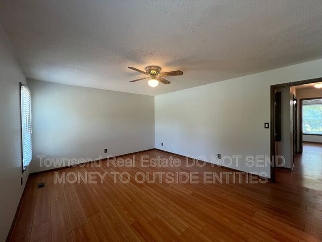 Building Photo - 6149 Lakeway Dr