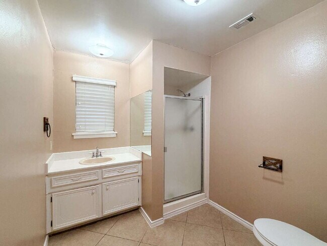 Building Photo - Beautiful 6 bed, 2 bath home in Burleson!