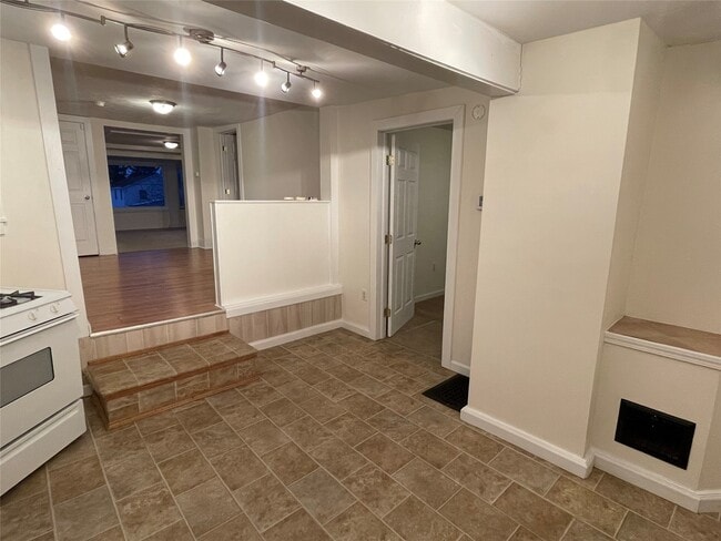 Building Photo - 947 W 3rd St