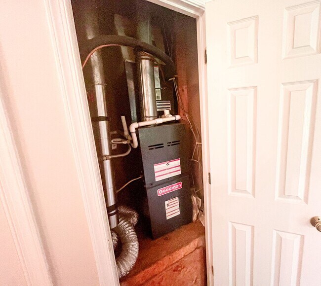 Building Photo - 3 bedroom, 2 bathroom ranch style home in Greensboro, NC