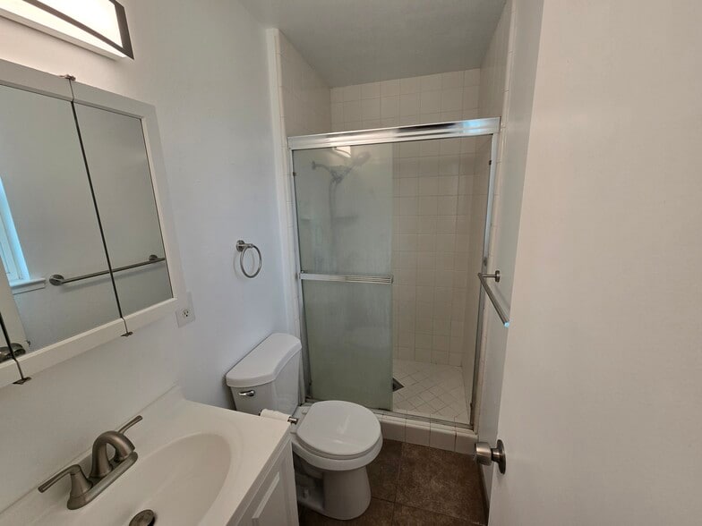 Master bathroom - 4577 N Lorna Ave