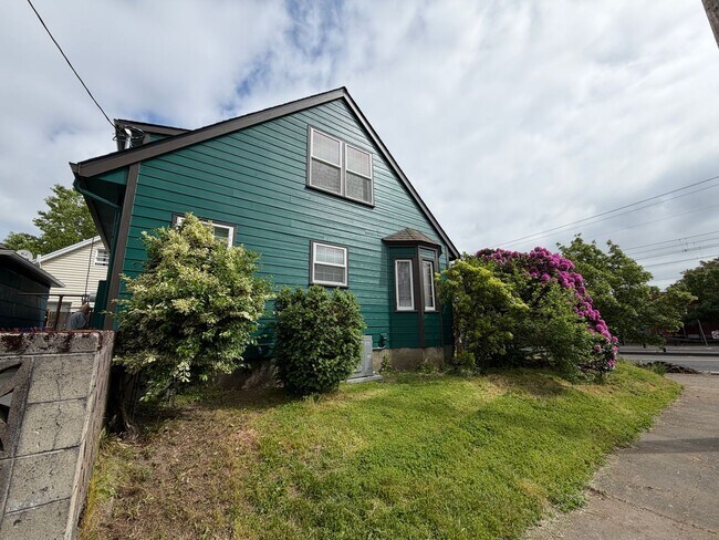Building Photo - Newly Remodeled 3 bedroom/2 bath Craftsman in Kenton