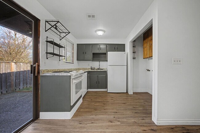 Building Photo - 421-423 Toliver Rd