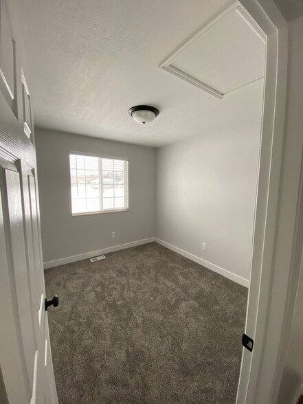 Building Photo - 586 E 150 S