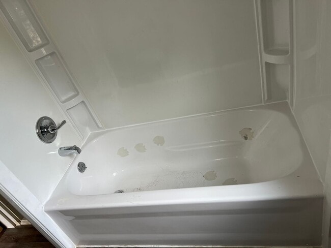 Building Photo - SPACIOUS 3 BEDROOM HOME READY TO WELCOME YOU
