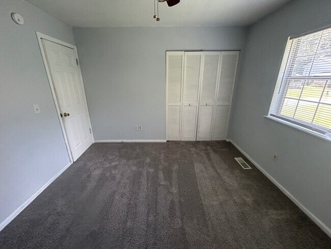 Building Photo - 1113 Country Town