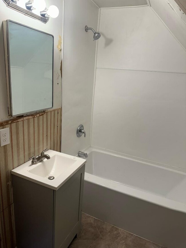 Building Photo - 208 1/2 E Avenue B - Unit 2