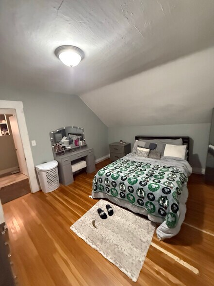 Building Photo - 17 Bowers St