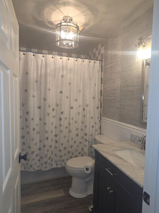 Building Photo - Spacious home in country setting, yet clos...