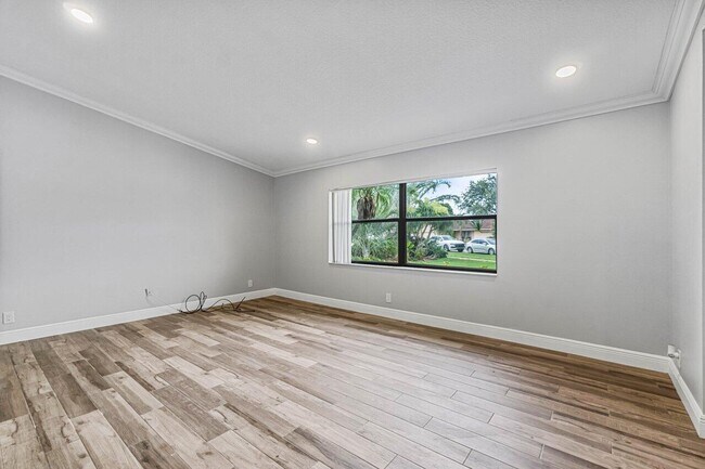 Building Photo - 1849 Tulip Ln