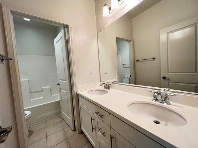 Building Photo - Beautiful 3 Bedroom 2.5 Bathroom Townhome ...