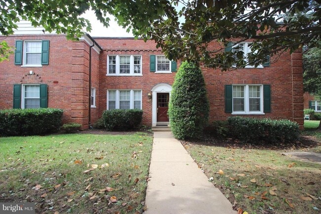 Primary Photo - 1800 Queens Ln
