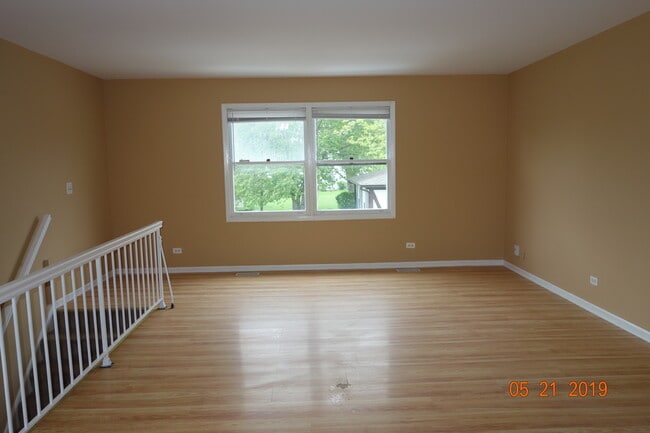 Building Photo - 300 Meadow Ct