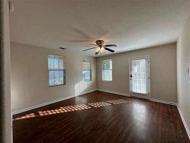 Building Photo - "Charming 1-Bedroom Condo Retreat in San Marcos – Perfect Comfort in 500 Sq Ft!"