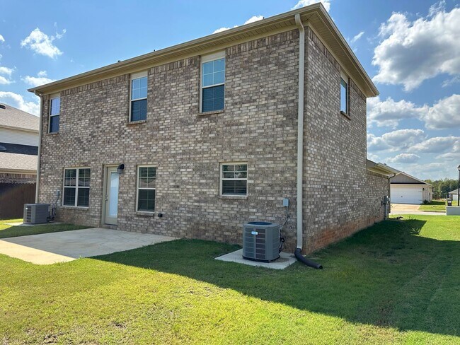 Building Photo - 1/2 off first full month rent move in special